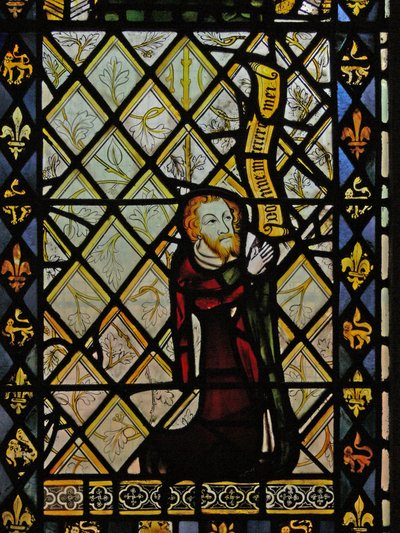 Vindue n2, der viser stenbrud og en kant af fleurs de lis og løver omgiver donoren af English School