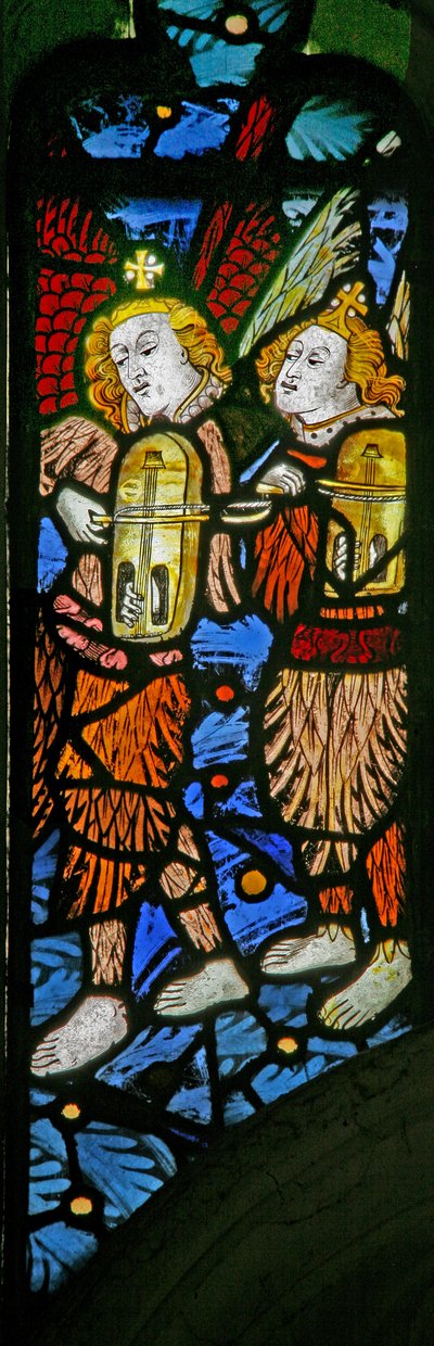 Vindue s1, der viser musikerengle med en crwth (walisisk violin) af English School