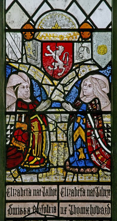 Vindue w1 viser Elizabeth Talbot, hertuginde af Norfolk og Elizabeth Tilney, grevinde af Surrey med Mowbray-familiens våbenskjold ovenfor af English School