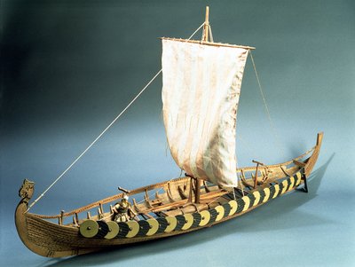 Rigget model af et vikingeskib fundet ved Gokstad, Norge i 1880 (træ) af English School English School