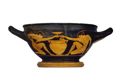 Attisk bæger-skyphos med røde figurer, dekoreret med to nøgne unge knælende ved en søjle-krater, ca.520-500 f.Kr. (keramik) af Epiktetos