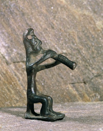 Fløjtespiller. Bronzefigur fra Byblos, Libanon ... af Erich Lessing