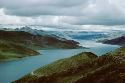 Yamdrog-søen, den sydlige rute fra Shigatse til Lhasa, Tibet (foto) af Erich Lessing