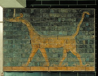 Mytisk væsen med gazellehoved, løvekrop og slangehale af Erich Lessing