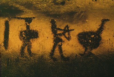Kriger, bueskytte og en strudseagtig fugl, malet med flagermusekskrementer af Erich Lessing