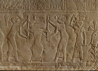 Kvinder presser blomster for at lave parfume ... af Erich Lessing