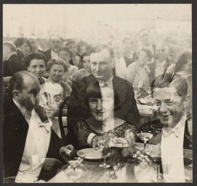 [Dobbelteksponering af en gruppe mennesker ved en banket]. af Erich Salomon