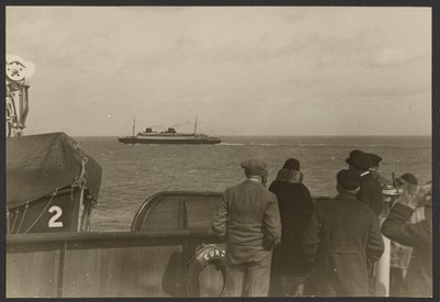 [Gruppe af mennesker på dækket af et skib, der ser et andet skib sejle forbi i det fjerne]. af Erich Salomon