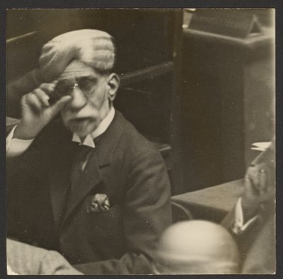 [Siddende mand med turban og mørke briller]. af Erich Salomon