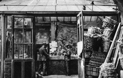 En bar i det centrale markedskvarter, Paris, 1931. af Ernest Flammarion