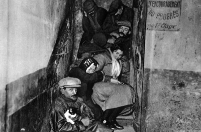 En trappe i et natherberg, Paris, 1931. af Ernest Flammarion