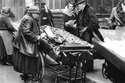 En typisk frugtsælger, Paris, 1931. af Ernest Flammarion