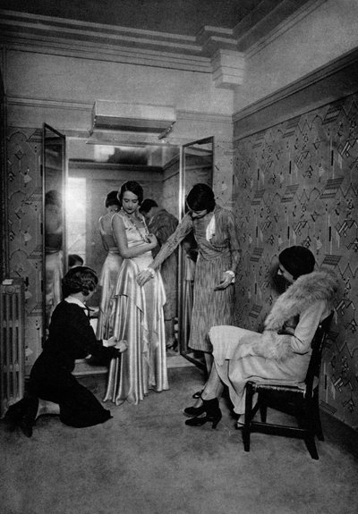 Prøver en kjole på hos en stor sysmed, Paris, 1931. af Ernest Flammarion