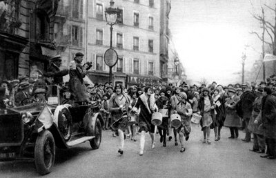Walking match of midinettes, Paris, St. Catherines Day, 1931. af Ernest Flammarion