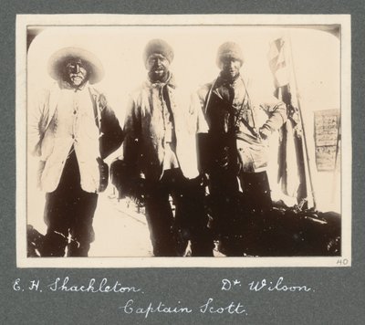 Et gruppefoto af Shackleton, kaptajn Scott og dr. Wilson på vej tilbage til Discovery efter forsøget på at nå Sydpolen. Fra Sir Ernest Henry Shackletons album med titlen National Antarctic Expedition (1901-1903). af Ernest Henry Shackleton