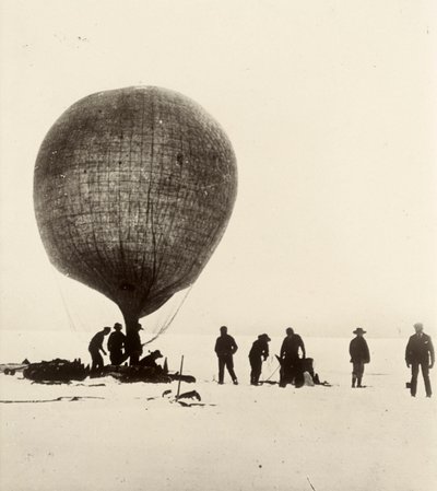 Et billede af kogalskabsballonen, der bliver pustet op med brint på isen. Fra album af Sir Ernest Henry Shackleton med titlen National Antarctic Expedition (1901-1903). af Ernest Henry Shackleton