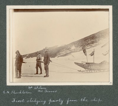 E H Shackleton, Dr. Edward Wilson og Hartley Ferrar (geologen) i seletøjet til slæden. Fra album af Sir Ernest Henry Shackleton med titlen National Antarctic Expedition (1901-1903). af Ernest Henry Shackleton