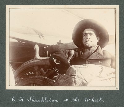 E H Shackleton står ved hjulet på 