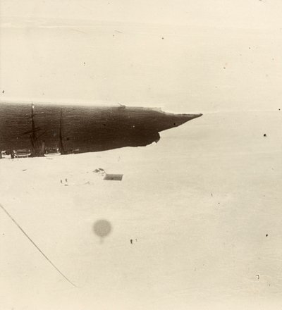 Kigger ned på plateauet fra ballonen. Fra Sir Ernest Henry Shackletons album med titlen National Antarctic Expedition (1901-1903). af Ernest Henry Shackleton