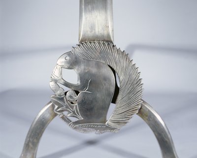 Ildhund, der forestiller et egern, ca. 1905-10 (poleret stål) (detalje) af Ernest William Gimson