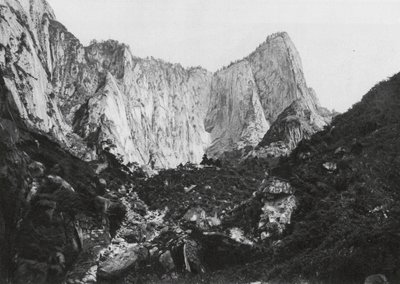 Hua shan, Shensi, cylinderen på bjerget med de 5 toppe, den midterste og den vestlige top (s/h-foto) af Ernst Boerschmann