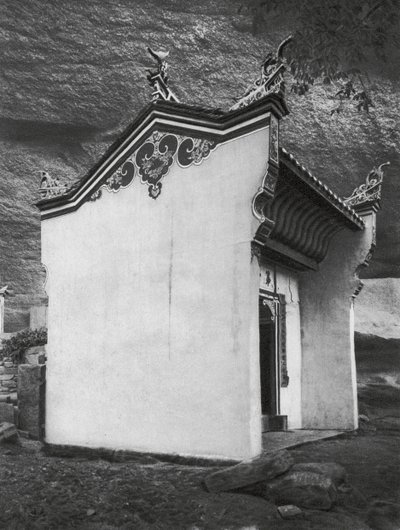 Ichangfu, Lung wang tung, Hupei, Porthallen i Dragekongens Tempel (s/h-foto) af Ernst Boerschmann