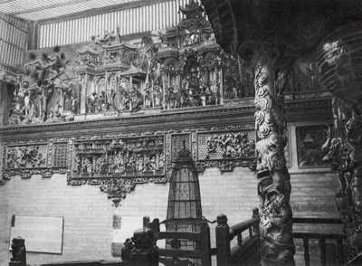 Kuangchou, Kuangtung, Canton, Templet for Medicinens Gud, Relieffer i hovedgården (s/h-foto) af Ernst Boerschmann