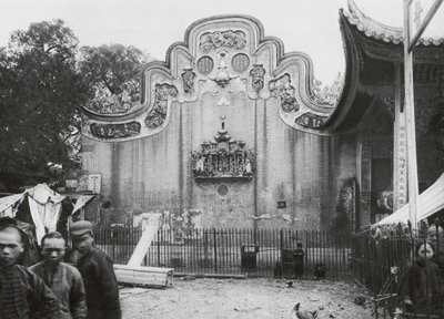 Kuangchou, Kuangtung, tempel for medicinens gud, gavl med udsigt til gaden (s/h-foto) af Ernst Boerschmann