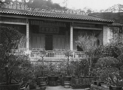 Kuangchou, Pai yun shan, Neng jen sze, Kuangtung, hovedsalen i Neng Jen-klosteret (s/h-foto) af Ernst Boerschmann