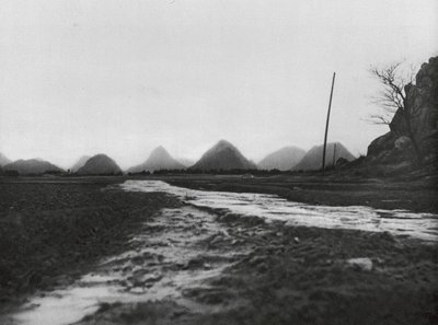 Kuangsi, kegleformede bjerge nord for Kueilinfu (s/h-foto) af Ernst Boerschmann