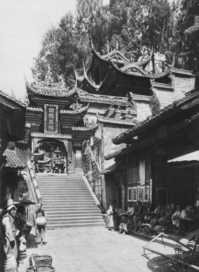 Kuanhien, Ori Lang miao, Szechuan, Indgang til Ori Lang-templet (s/h-foto) af Ernst Boerschmann