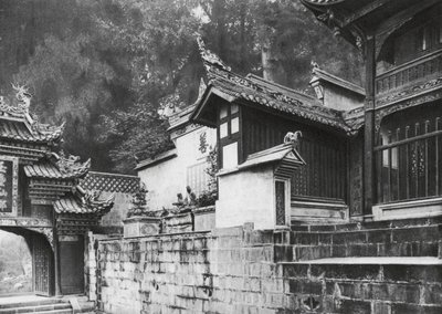 Kuanhien, Ori Lang miao, Szechuan, Ori Lang-templets første forplads (s/h-foto) af Ernst Boerschmann