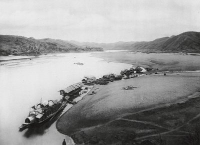 Kuei kiang, Kuangsi, Kuei-floden, både langs bredden (s/h-foto) af Ernst Boerschmann