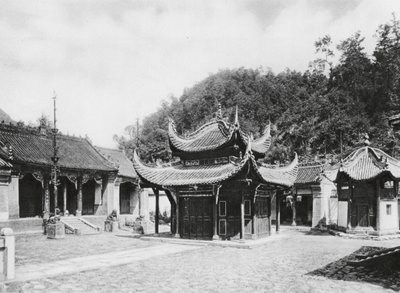 Miao tai tze, Shensi, klosterets hovedgård (s/h-foto) af Ernst Boerschmann