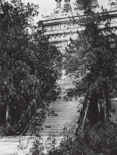 Peking, Si shan, Pi yun sze, Chihli, vestlige bakker nær Peking, trappetrin til marmorpagoden (s/h-foto) af Ernst Boerschmann