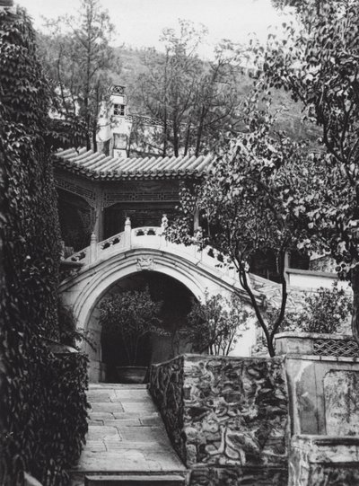 Peking, Si shan, Shih tze wo, Chihli, klosterhave i de vestlige bjerge (s/h-foto) af Ernst Boerschmann