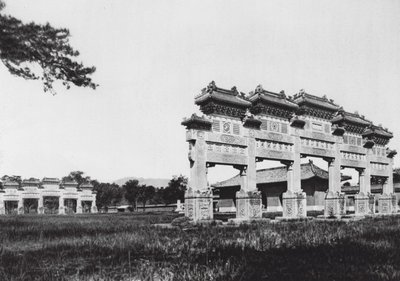 Siling, Chihli, Manchu-dynastiets vestlige kejsergrave, hovedindgang (s/h-foto) af Ernst Boerschmann
