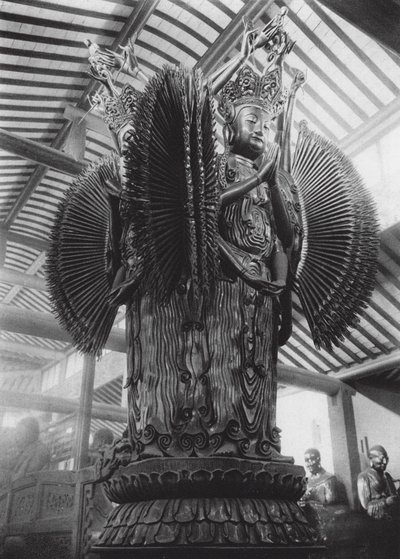 Suchou, Kieh tung sze, Kiangsu, Kuanyin med tusind arme og de fire kardinalpunkter i Kieh tung-klosteret (s/h-foto) af Ernst Boerschmann