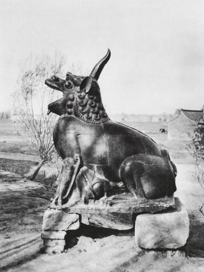 Taiyuanfu, Shansi, Bronze-enhjørning, der vogter Fen-floden (s/h-foto) af Ernst Boerschmann