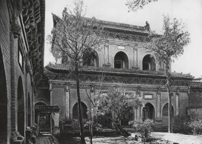 Taiyuanfu, Shuang ta sze, Shansi, massiv hal (s/h-foto) af Ernst Boerschmann
