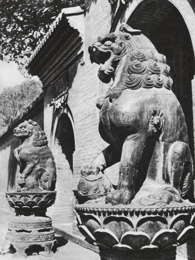 Taiyuanfu, Ta pei sze, Shansi, Bronzeløver ved tempelindgangen (s/h-foto) af Ernst Boerschmann
