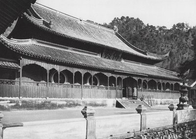 Tien tung sze, Chekiang, hovedsalen i klosteret for den himmelske dreng nær Ningpo (s/h-foto) af Ernst Boerschmann