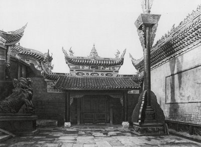 Tzeliutsing, Shansi hui kuan, Szechuan, Indvendig gård med sideindgang og flagstang i Shansi-klubben (s/h-foto) af Ernst Boerschmann