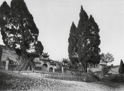 Wanhien, Kiao ting shan, Szechuan, Grav på skråningerne af Kiao ting Hill nær Wanhien (s/h-foto) af Ernst Boerschmann