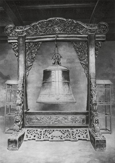 Wanhien, Wen miao, Szechuan, klokke i Konfucius-templet (s/h-foto) af Ernst Boerschmann