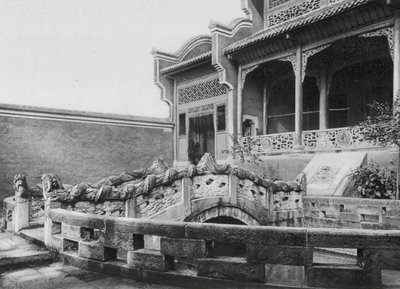 Wanhien, Wen miao, Szechuan, Forgård med dam og dragebro i Konfucius-templet i Wanhien (s/h-foto) af Ernst Boerschmann
