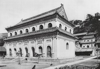 Wu tai shan, Hien tung sze, Shansi, buddhistisk bibliotek og terrasserne for enden af klosteret (s/h-foto) af Ernst Boerschmann