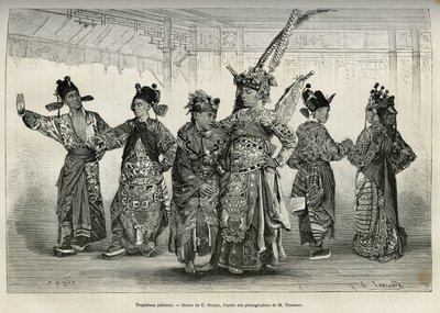 Tragedier fra et Pekinesisk teater, med speciale i historiske og mytologiske dramaer. Gravering efter tegningen af E. Ronjat, til illustration af rejsen til Pekin og Nordkina, af T.Choutze, i 1873, udgivet i "" Le tour du monde""" 1876, redigeret af Ed af Etienne Antoine Eugene Ronjat