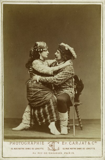 René Didier og Alice Lody i rollerne som Phoebus og Esmeralda af Etienne Carjat