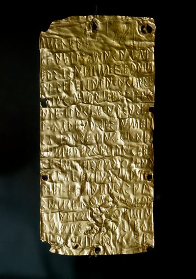 Antik etruskisk: tavler (lameller) af Pyrgi i guld indgraveret med inskriptioner på etruskisk sprog dedikeret til den forenede gudinde. Slut 6.-begyndelse 5. århundrede f.Kr. Svag. 18,5 cm Rom, Museo Nazionale di Villa Giulia af Etruscan